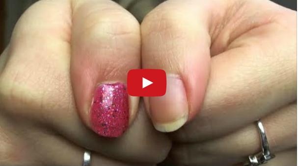 بالفيديو أسرع وأسهل طريقة لإزالة البرق اللاصق عن الأظافر