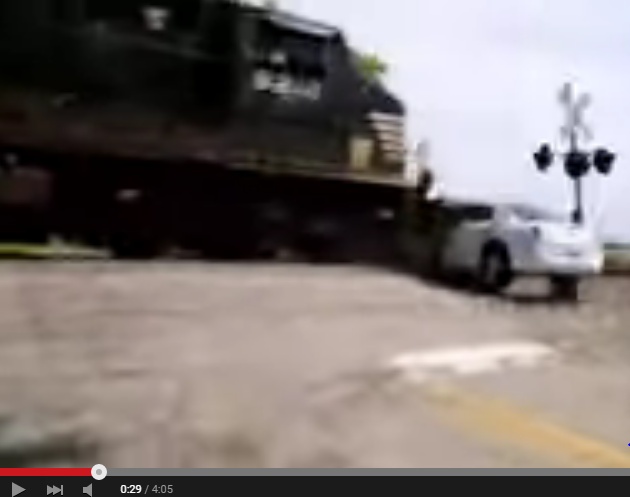 فيديو- لحظة اصطدام قطار بسيارة ليموزين عالقة على السكة