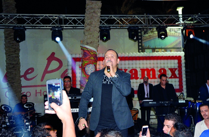 هشام عباس يغنّي للأطباء