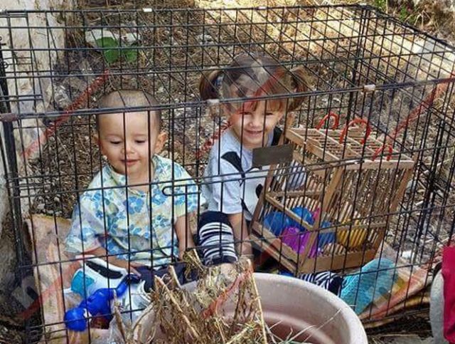 لماذا سجنت احدى الامهات طفليها في قفص؟