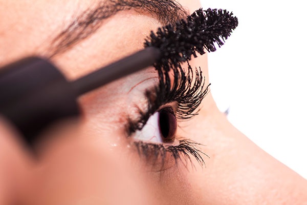 تكتل الماسكارا موضة أم غلطة؟