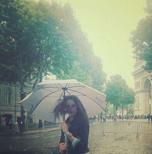 ماذا تفعل آمال ماهر في باريس؟