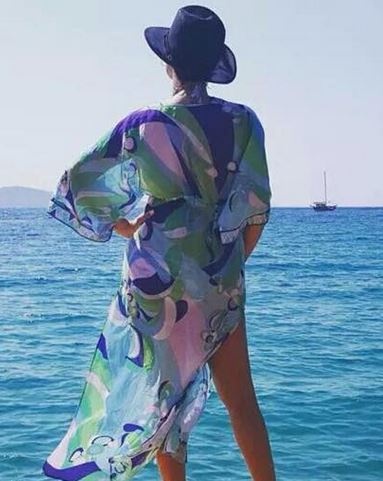 بالفيديو- إليسا تتحوّل إلى عارضة أزياء، وصورة مع صديقها على البحر والجمهور يعلّق 