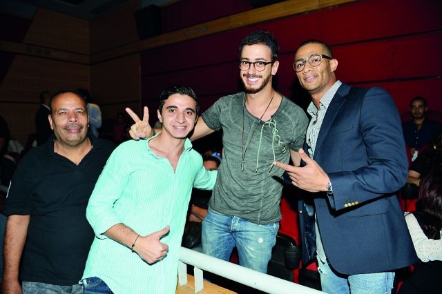 مع زملائه في الفيلم