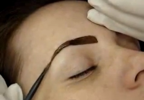 هل مللت من الحنّة لتحديد الحواجب؟ إليكِ هذا القلم الجديد