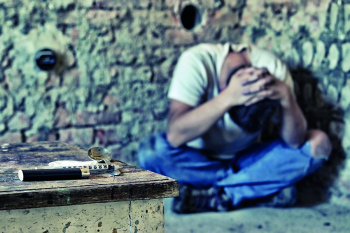 اختصاصيون فلسطينيون: مشاكلنا السياسية والاجتماعية تدفع الشباب إلى الإدمان والمدمنات يواجهن العنصرية في العلاج