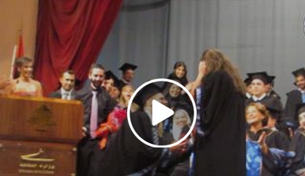 بالفيديو- طلب يد حبيبته خلال حفل تخرجهما.. شاهدوا كيف كانت ردة فعلها