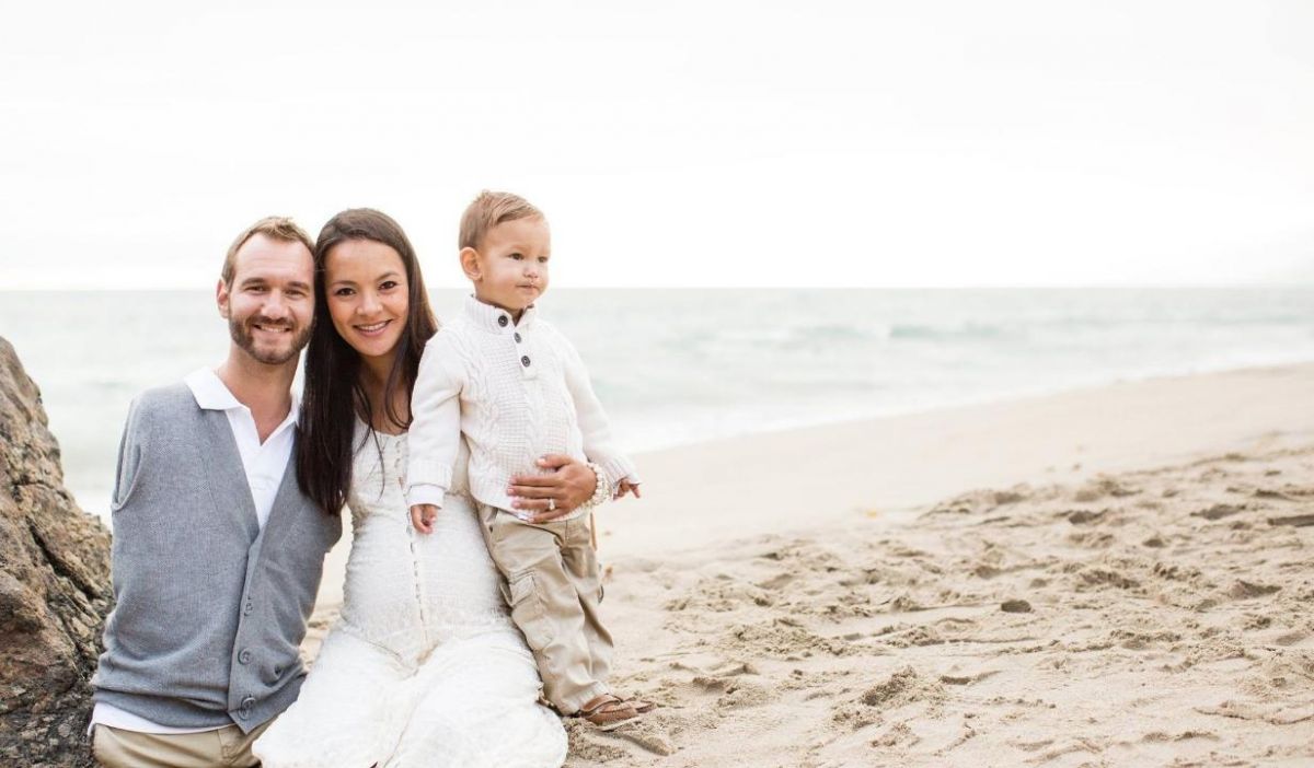 صور مؤثرة – رجل من دون أطراف ينتظر طفله الثاني ويشكر الناس على دعمهم