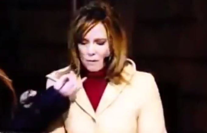 فيديو- مذيعة تتعرض لموقف محرج على الهواء