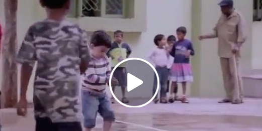 فيديو مؤثر جداً... طفل يتيم يرسم صورة أمه لينام بحضنها!