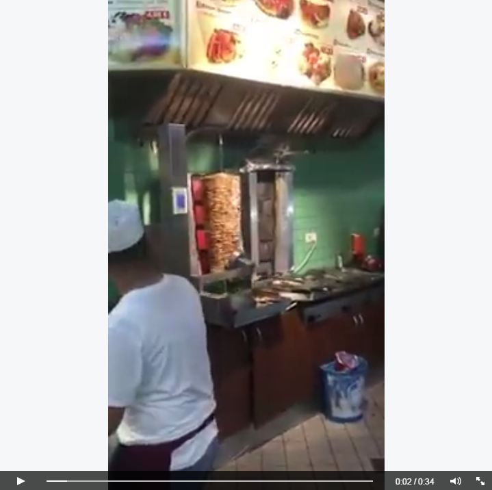 بالفيديو- طريقة مبتكرة لتقطيع الشاورما، لا حاجة لليدين بعد اليوم!