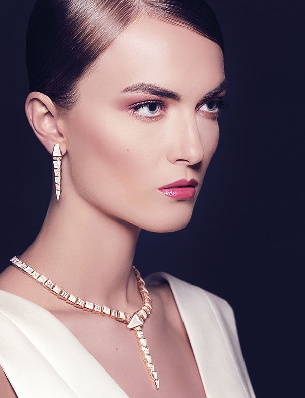 جمال نفيس... تركيز على الألوان الوردية والخوخية، مع ماكياج طبيعي أو دخاني لإبراز أجمل المجوهرات