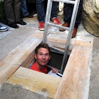 صور- مغامر مجنون يحبس نفسه داخل 