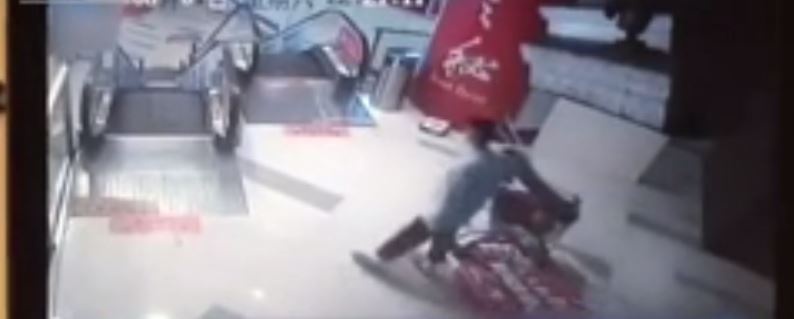 ضحية جديدة على السلم الكهربائي: عامل تبتر قدمه