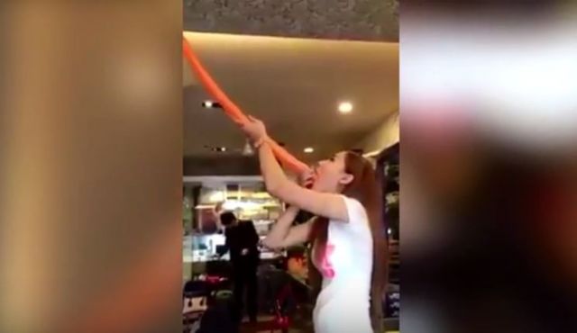 فيديو غريب لفتاة تبتلع بالون طويل بسهولة!!