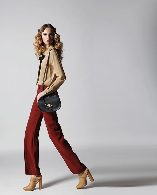 سروال باللون الأحمر الداكن وقميص بلون الكاميل وحقيبة من الجلد وحذاء. الكل من Chloe.
