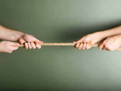 بالفيديو– سيارتان تلعبان لعبة 