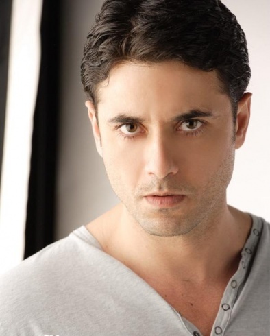 هل نشبت خلافات بين أحمد عز ومحمد سامي؟ وما علاقة زينة؟