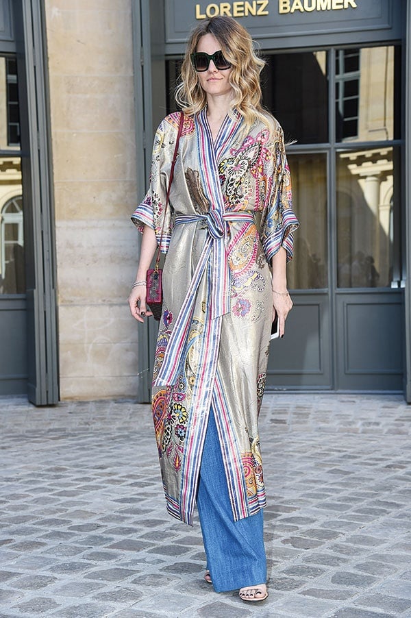 عروض أزياء عفوية في شوارع باريس