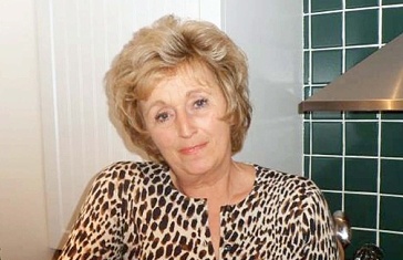 مسنة بريطانية تسرق نصف مليون جنيه استرليني من أجل شاب مصري