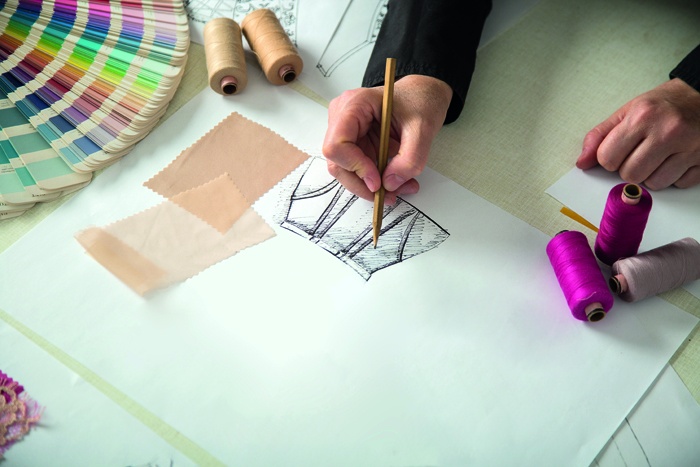 مهنة «الستايلست» في السعودية: لمسات تعزز في الثقة في النفس أم تدخل في الخصوصيّة؟