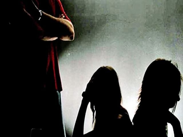 خناقة على طفلة تكشف عصابة إتجار بالأطفال