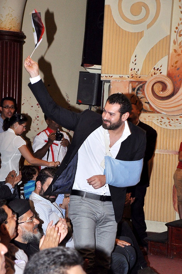 بالصور: أول ظهور لعمرو يوسف بعد الجراحة