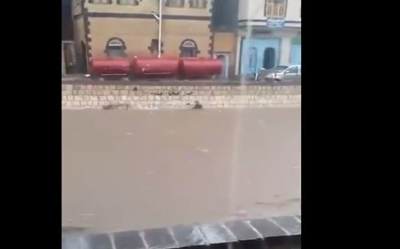 فيديو مروع لطفل كاد يغرق من الفيضانات