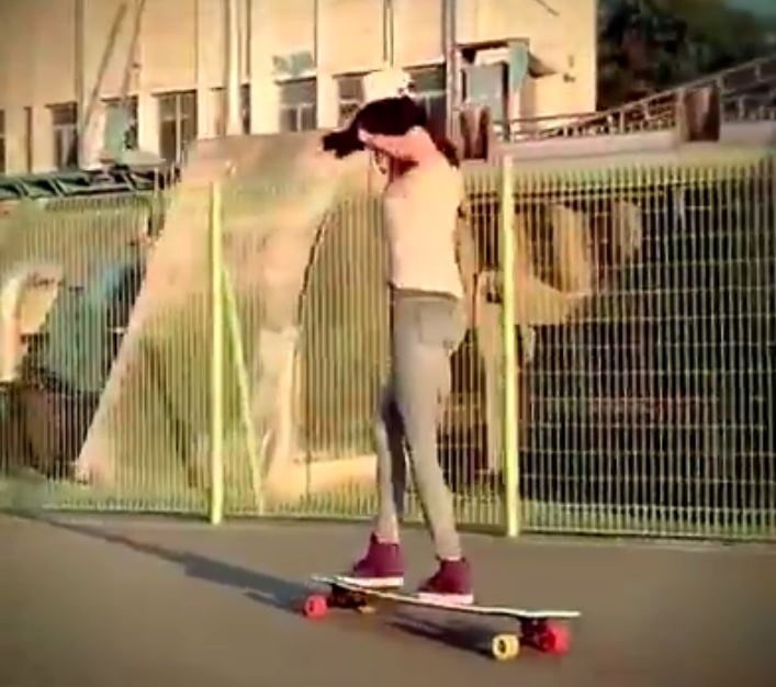 فيديو- فتاة تتمايل وترقص على لوح التزحلق تخطف الانظار