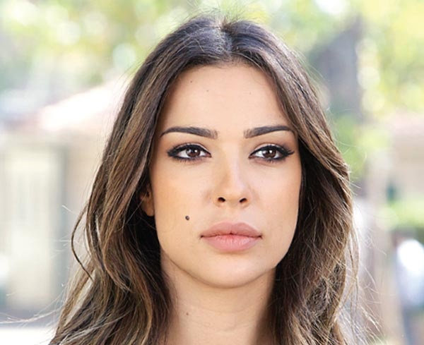 نادين نسيب نجيم تتعرض للعض والحوّل والتنميل بثياب جريئة