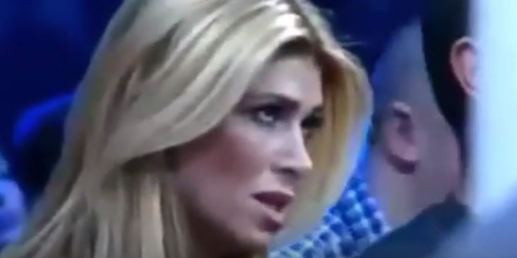 فيديو- شاهد ماذا فعلت زوجة مصارع خلال المباراة