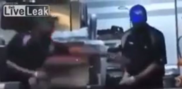 فيديو - موظف يضرب امرأة في مطعم شهير
