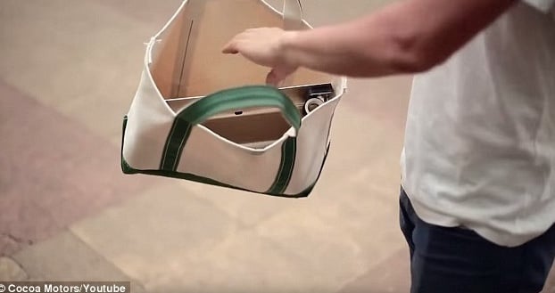 بالصور- أصغر سيارة في العالم يمكن وضعها في حقيبة الظهر!!