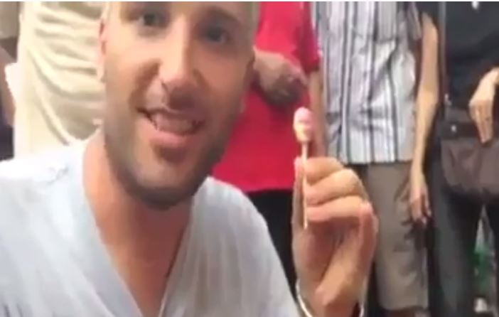 فيديو مميز لعجوز ينحت الوجوه بأسنانه على 