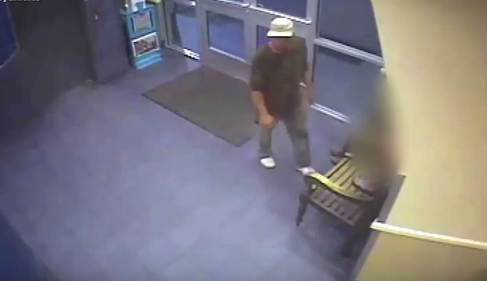 بالفيديو- رجل يتحرش بطفلة داخل مطعم