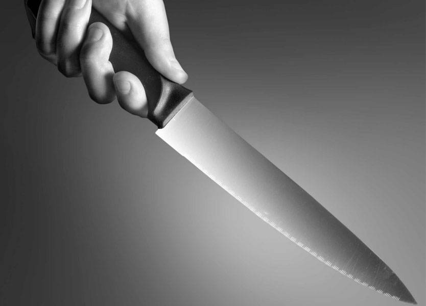 لبناني يقتل والدته طعنا بالسكين