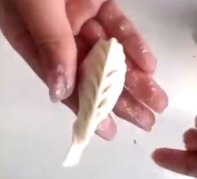 فيديو- طريقة جديدة ومميزة للف السمبوسك