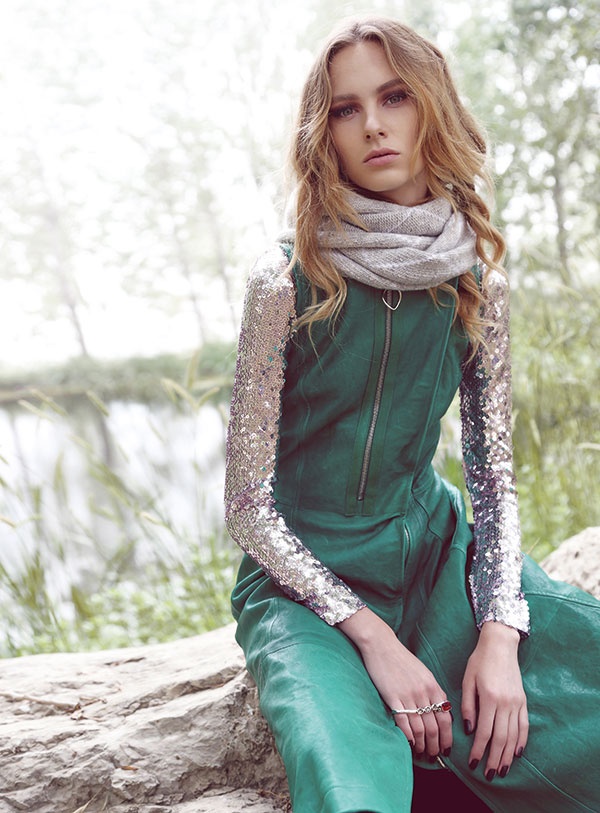 توب من البرق اللماع مع فستان من الجلد الأخضر ووشاح من الصوف وخاتم. الكل من مجموعة Dior Pre-fall.
