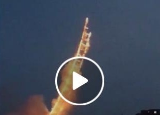 فنان صيني يصنع سلماً الى السماء