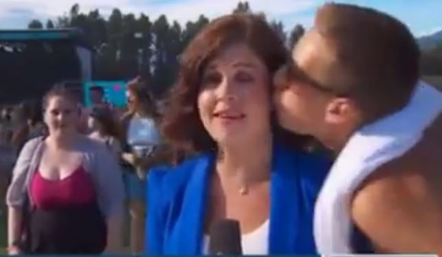 فيديو- شاب يقبل مراسلة مباشرة على الهواء