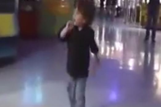 بالفيديو- الصبي الذي أبكى رامي عياش