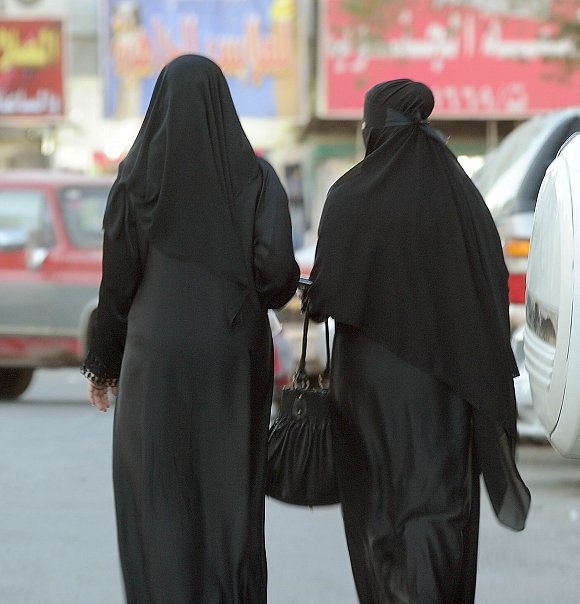 تطور جديد في قضية  التحرش الجماعي في جدة: الادعاء سيطلب معاقبة الفتاتين!