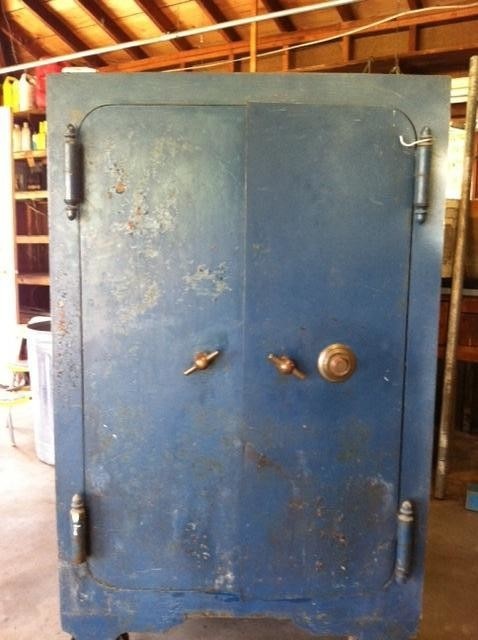 بالصور- هذا ما عثروا عليه داخل خزنة جدّتهم بعد 6 سنوات على وفاتها!