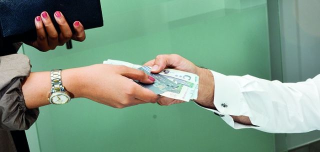 راتب الزوجة من حقها فقط ما دام زوجها قادراً على توفير حياة كريمة لها