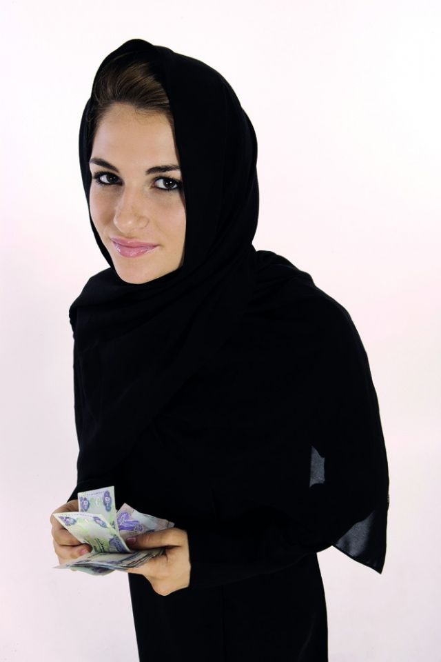 إحساس بعض هؤلاء الأزواج قد يتجاوز حدود الغيرة الطبيعية، لتبدأ المشاكل