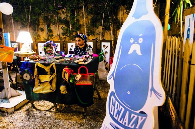 أسماء اسماعيل مع منتجات إعادة التدوير