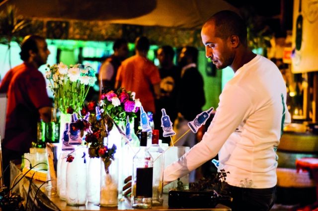 مصطفى عبدالماجد مع الزجاج بعد إعادة تدويره