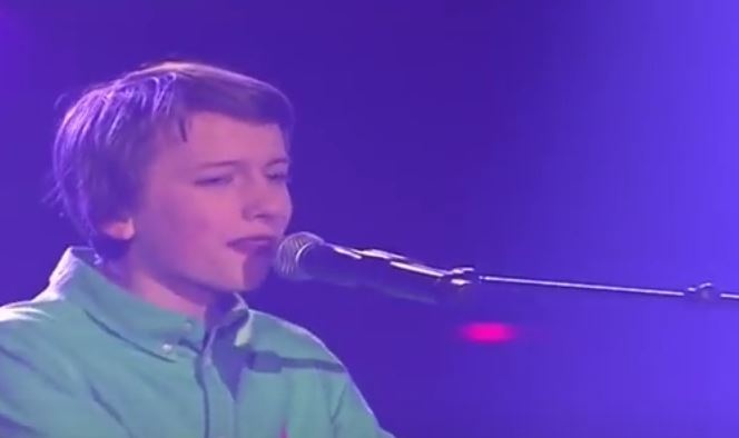 شاهد كيف أثار جنون لجنة وجمهور The Voice بصوته