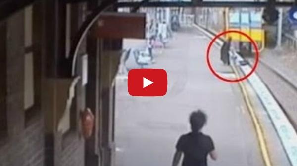 بالفيديو- امرأة محجّبة تنقذ طفلة استراليّة من الموت