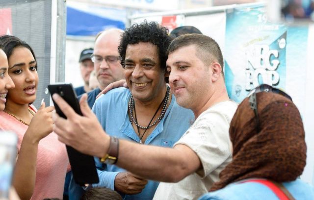 مع من التقط محمد منير صورة سيلفي في ألمانيا؟